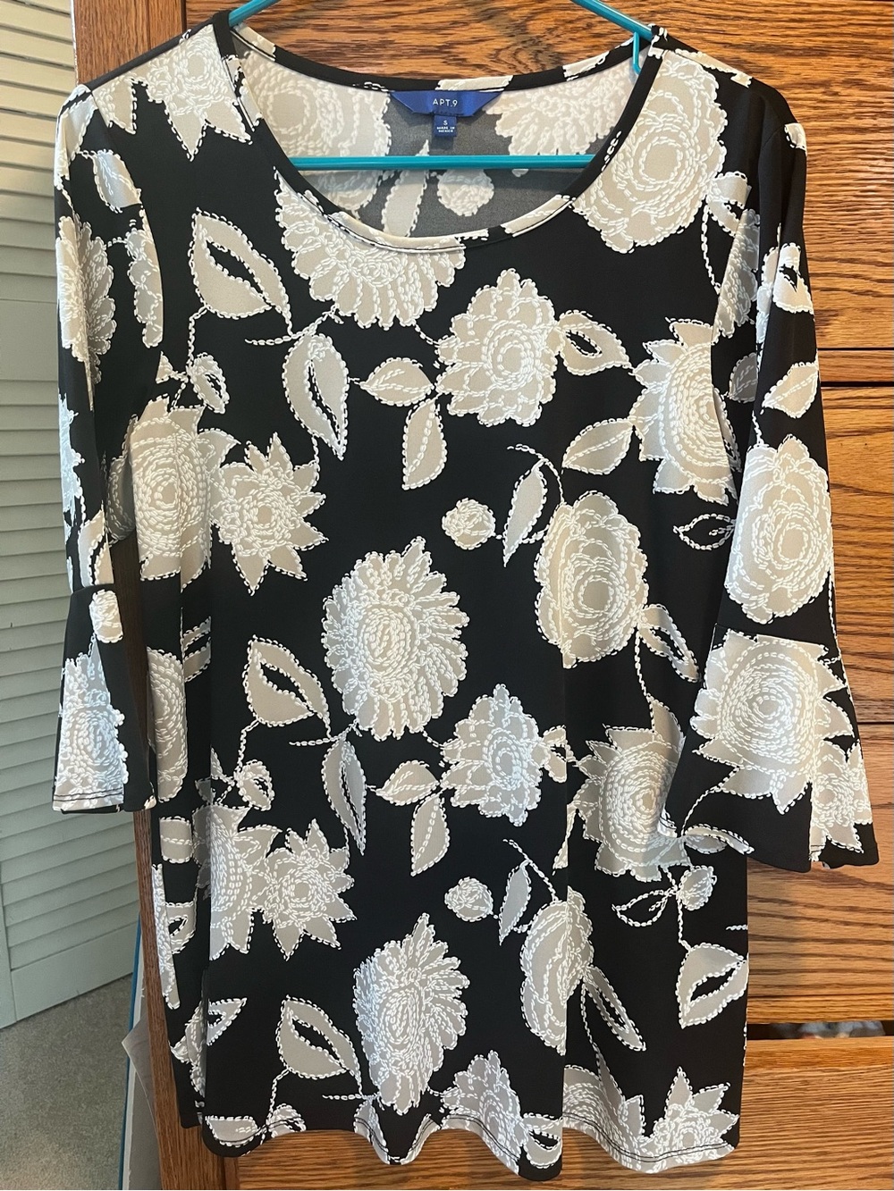 Apt. 9 Black and Cream Floral Scoop Neck Women's Top